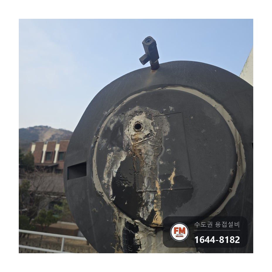 건물 옥상 진공관 집열식 태양열 보일러 저장 탱크 안전밸브 파손 물 분출 밸브 교체 엑셀 소켓 재연결 시공 사진 2