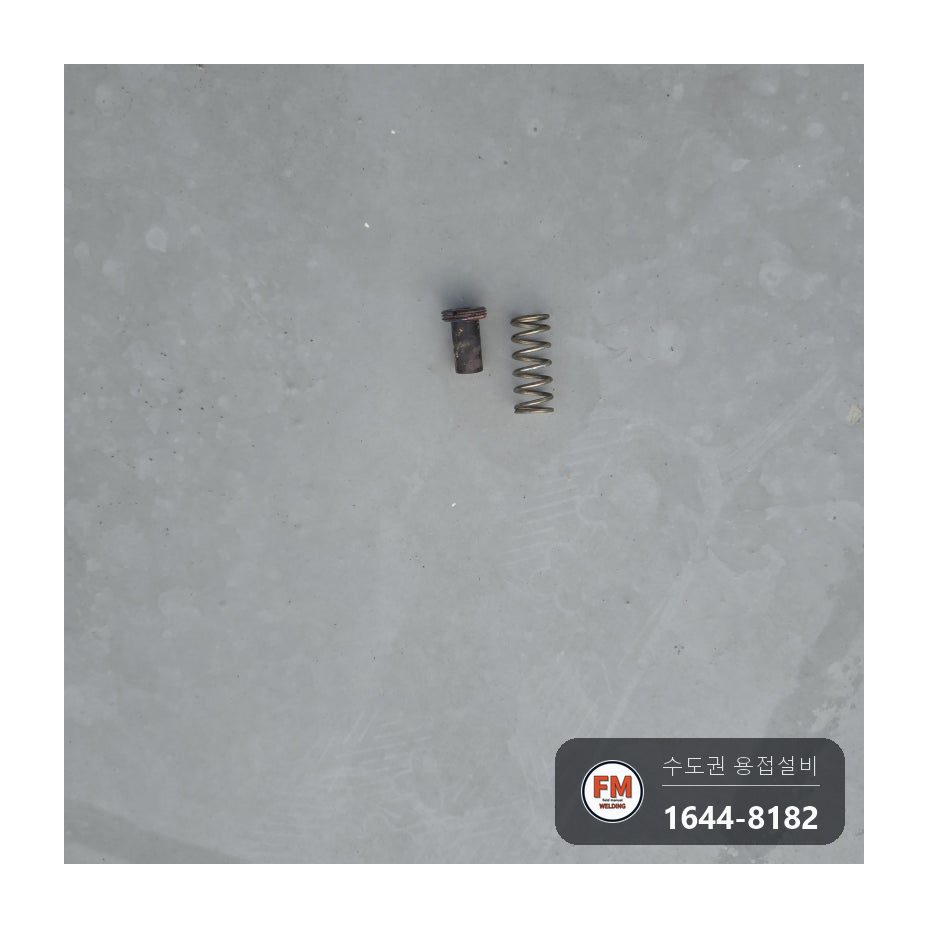 건물 옥상 진공관 집열식 태양열 보일러 저장 탱크 안전밸브 파손 물 분출 밸브 교체 엑셀 소켓 재연결 시공 사진 3