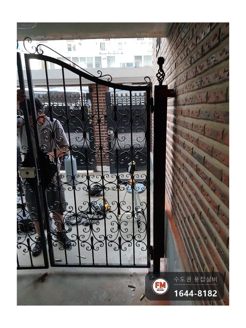 건물 출입구 대문 기둥 용접 레이저 레벨 기준선 스텐 앵커 바닥 35미리 맞춤 시공 사진 15