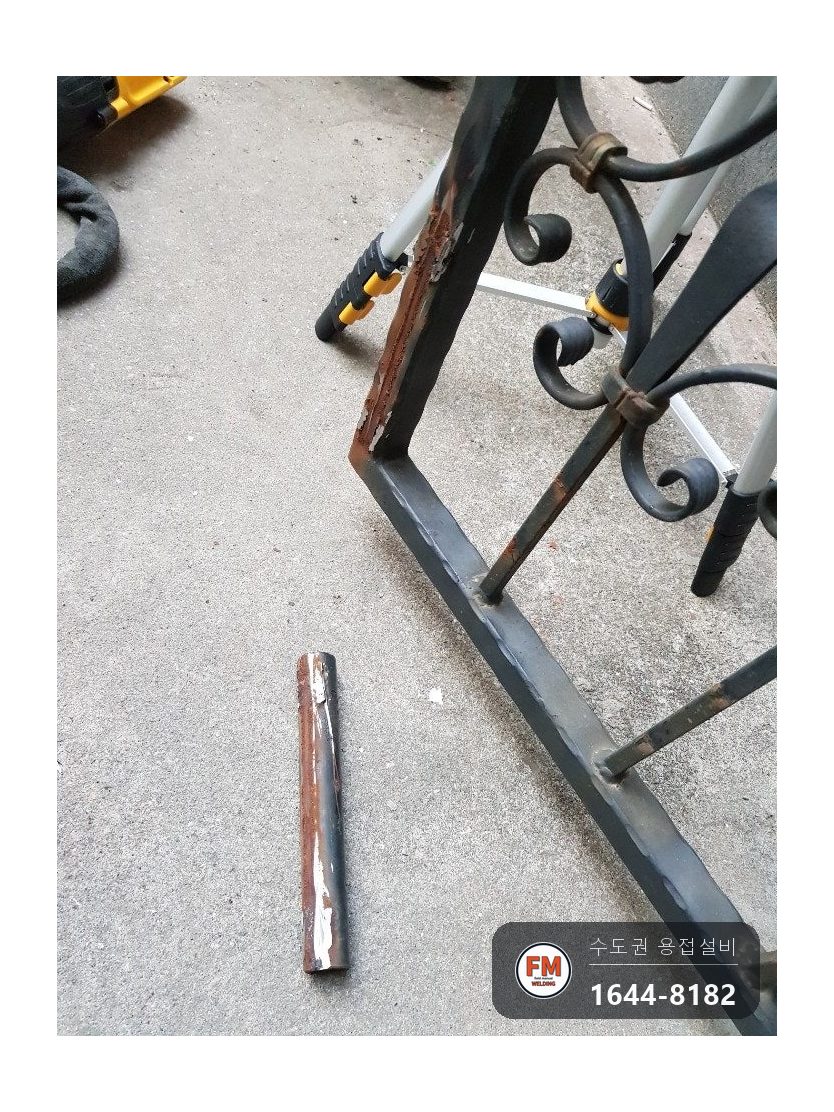 건물 출입구 대문 기둥 용접 레이저 레벨 기준선 스텐 앵커 바닥 35미리 맞춤 시공 사진 17