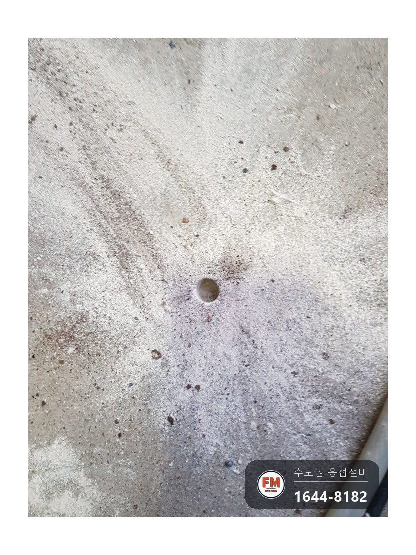 건물 출입구 대문 기둥 용접 레이저 레벨 기준선 스텐 앵커 바닥 35미리 맞춤 시공 사진 20