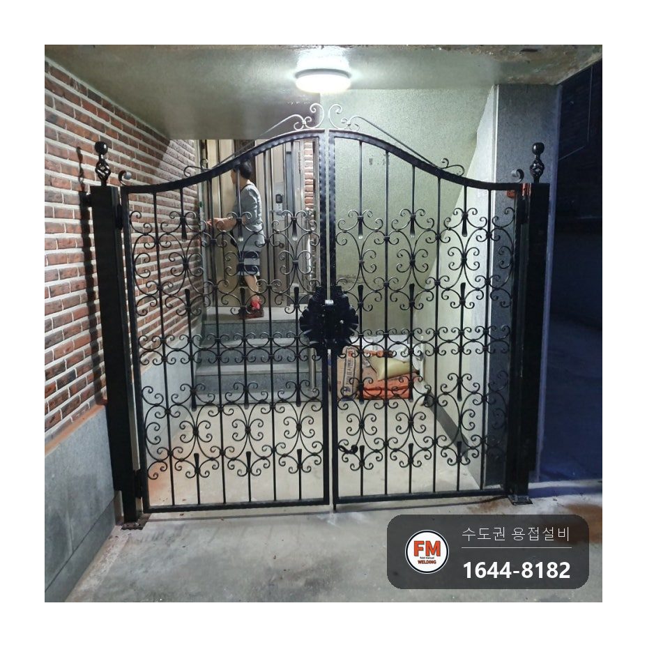 건물 출입구 대문 기둥 용접 레이저 레벨 기준선 스텐 앵커 바닥 35미리 맞춤 시공 사진 24
