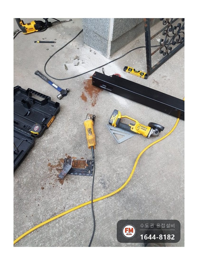 건물 출입구 대문 기둥 용접 레이저 레벨 기준선 스텐 앵커 바닥 35미리 맞춤 시공 사진 9