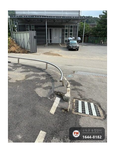 공장 가드레일 트럭 충돌 수리 하부 기둥 교체 상부 난간 교정 용접 시공 사진 10