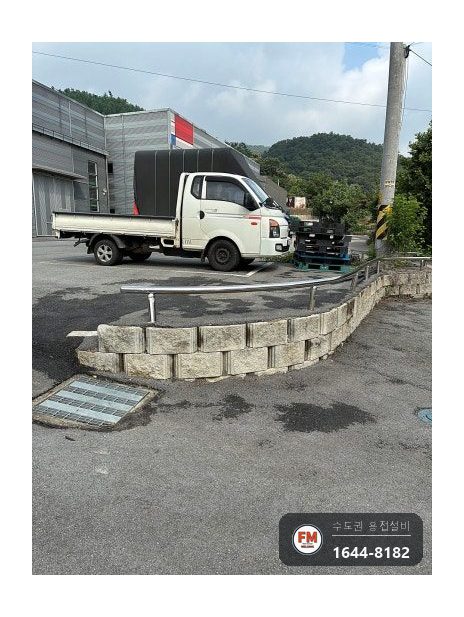 공장 가드레일 트럭 충돌 수리 하부 기둥 교체 상부 난간 교정 용접 시공 사진 11