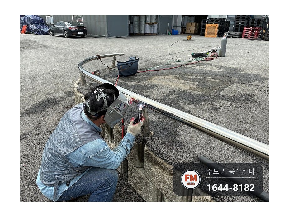 공장 가드레일 트럭 충돌 수리 하부 기둥 교체 상부 난간 교정 용접 시공 사진 8
