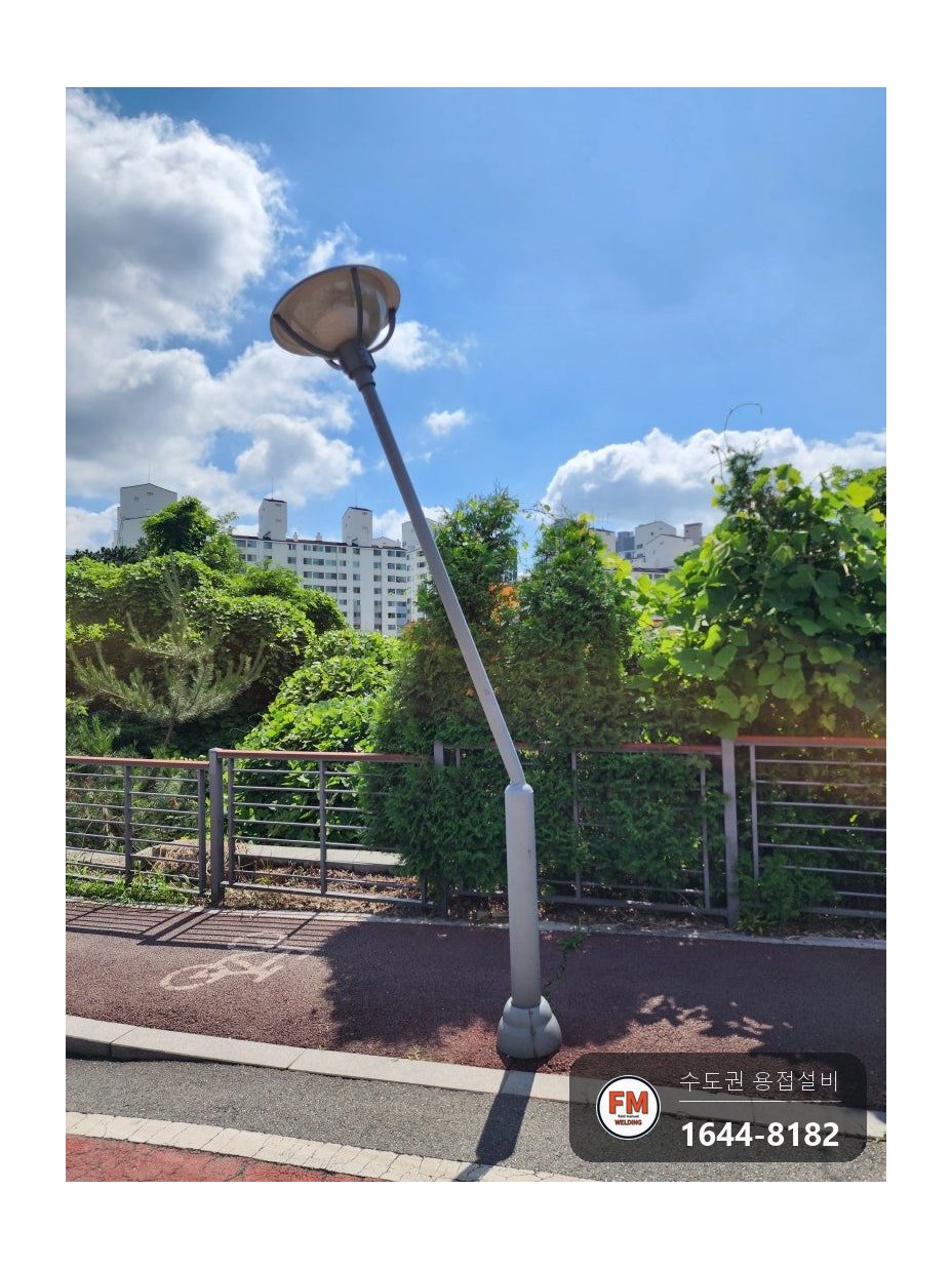 도로변 가로등 꺾임 절단 후 수직 수평 맞춤 철재 덧대 보강용접 시공 사진 1