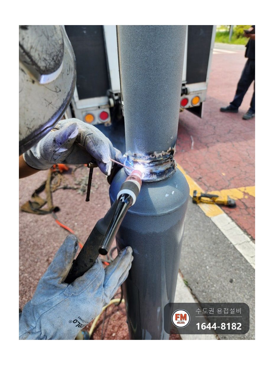 도로변 가로등 꺾임 절단 후 수직 수평 맞춤 철재 덧대 보강용접 시공 사진 13