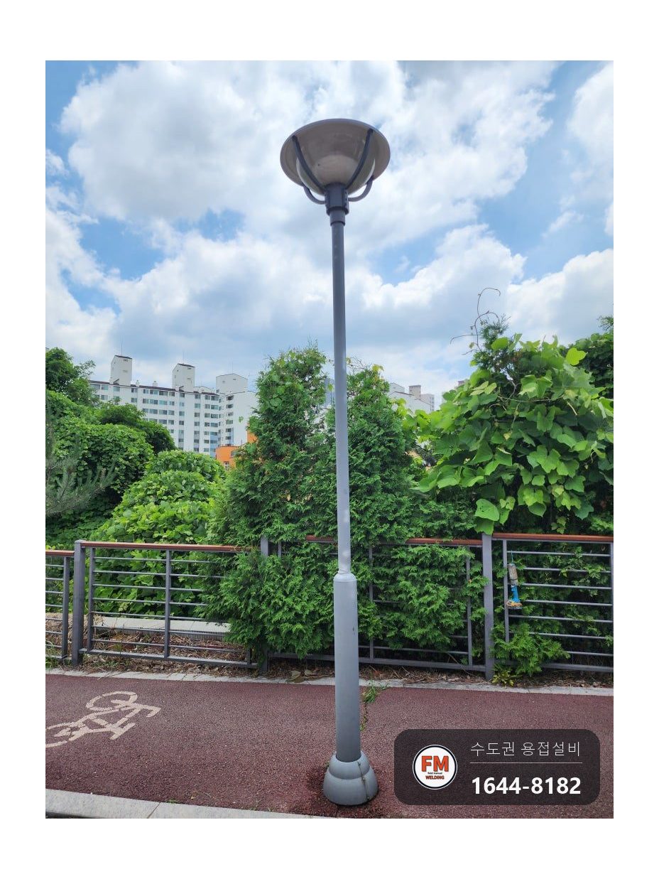 도로변 가로등 꺾임 절단 후 수직 수평 맞춤 철재 덧대 보강용접 시공 사진 18