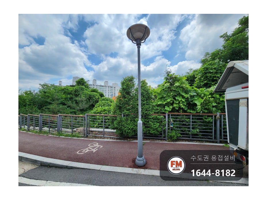 도로변 가로등 꺾임 절단 후 수직 수평 맞춤 철재 덧대 보강용접 시공 사진 19