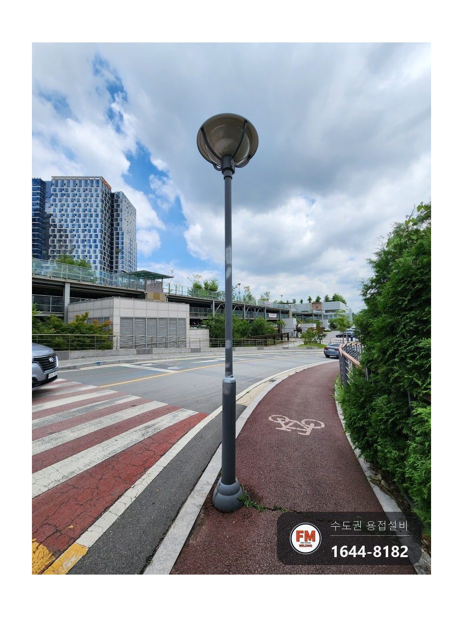 도로변 가로등 꺾임 절단 후 수직 수평 맞춤 철재 덧대 보강용접 시공 사진 21