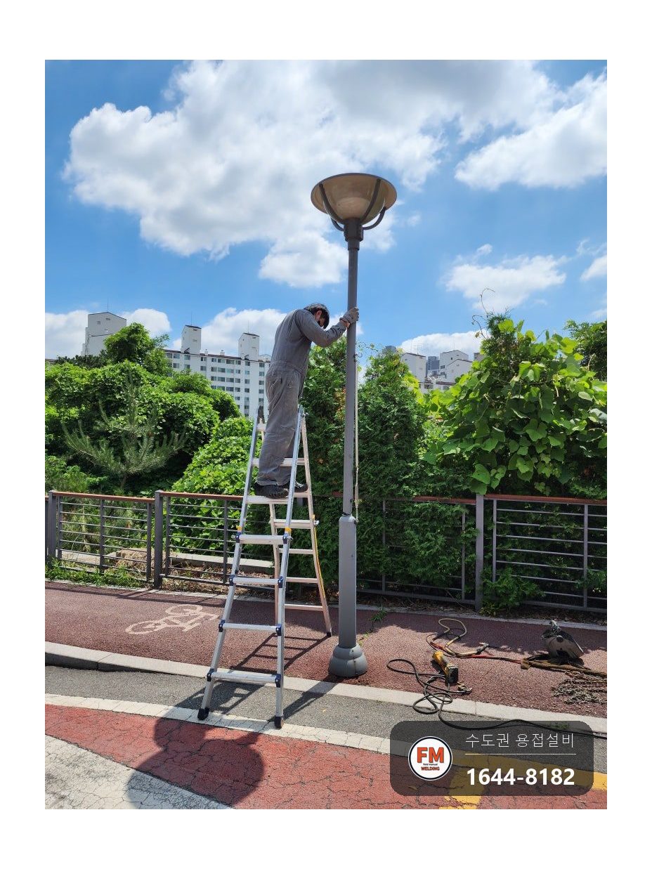 도로변 가로등 꺾임 절단 후 수직 수평 맞춤 철재 덧대 보강용접 시공 사진 6
