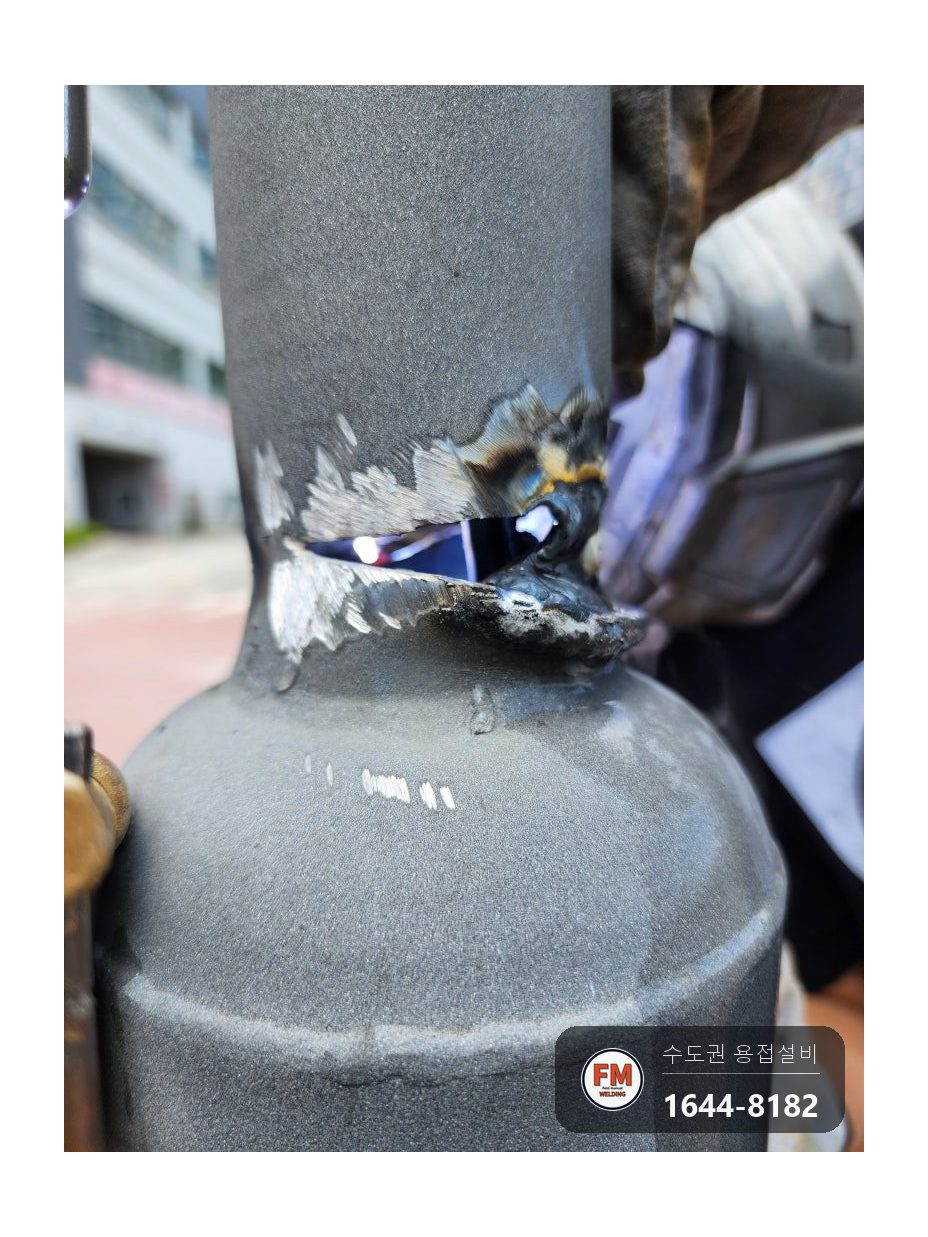 도로변 가로등 꺾임 절단 후 수직 수평 맞춤 철재 덧대 보강용접 시공 사진 9