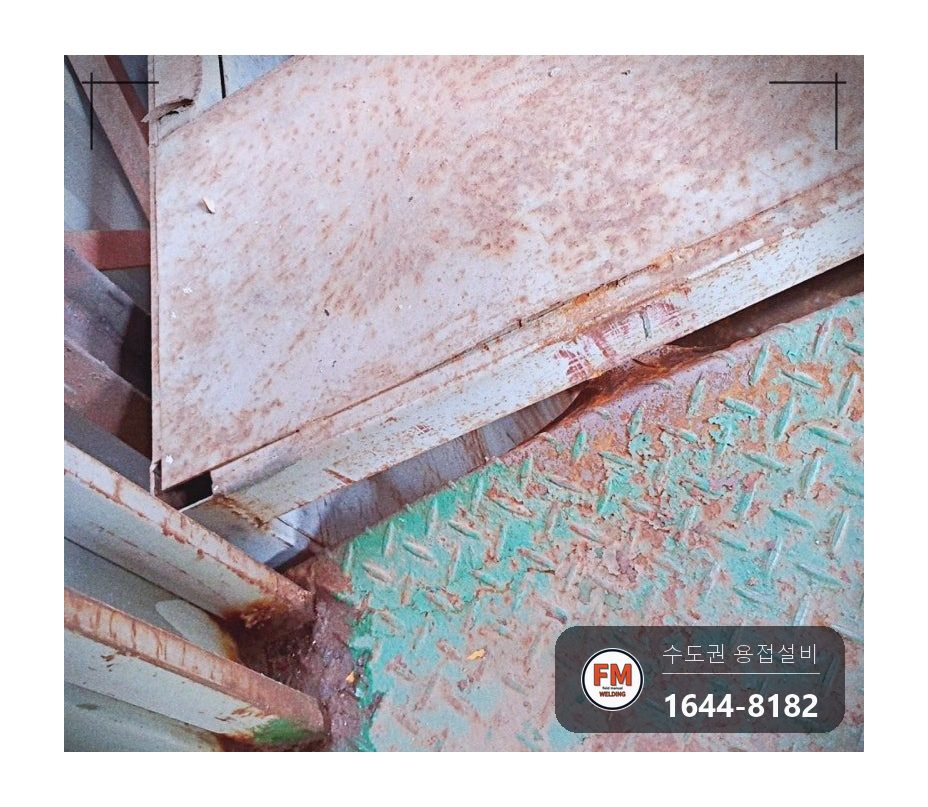 물류창고 화물용 엘리베이터 휜 발판 철판 바로잡기 빠진 레일 바퀴 3개 아크 고정 시공 사진 3