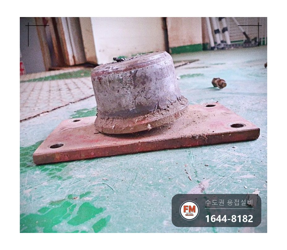 물류창고 화물용 엘리베이터 휜 발판 철판 바로잡기 빠진 레일 바퀴 3개 아크 고정 시공 사진 5