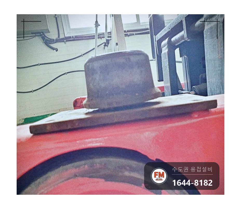 물류창고 화물용 엘리베이터 휜 발판 철판 바로잡기 빠진 레일 바퀴 3개 아크 고정 시공 사진 6
