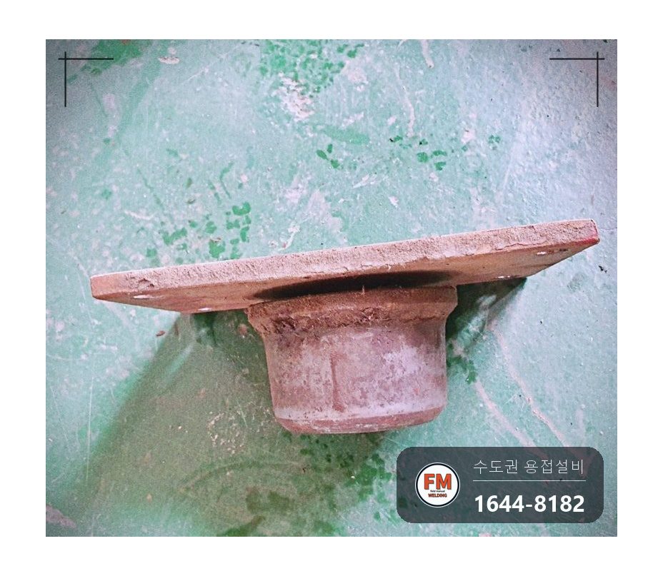 물류창고 화물용 엘리베이터 휜 발판 철판 바로잡기 빠진 레일 바퀴 3개 아크 고정 시공 사진 7