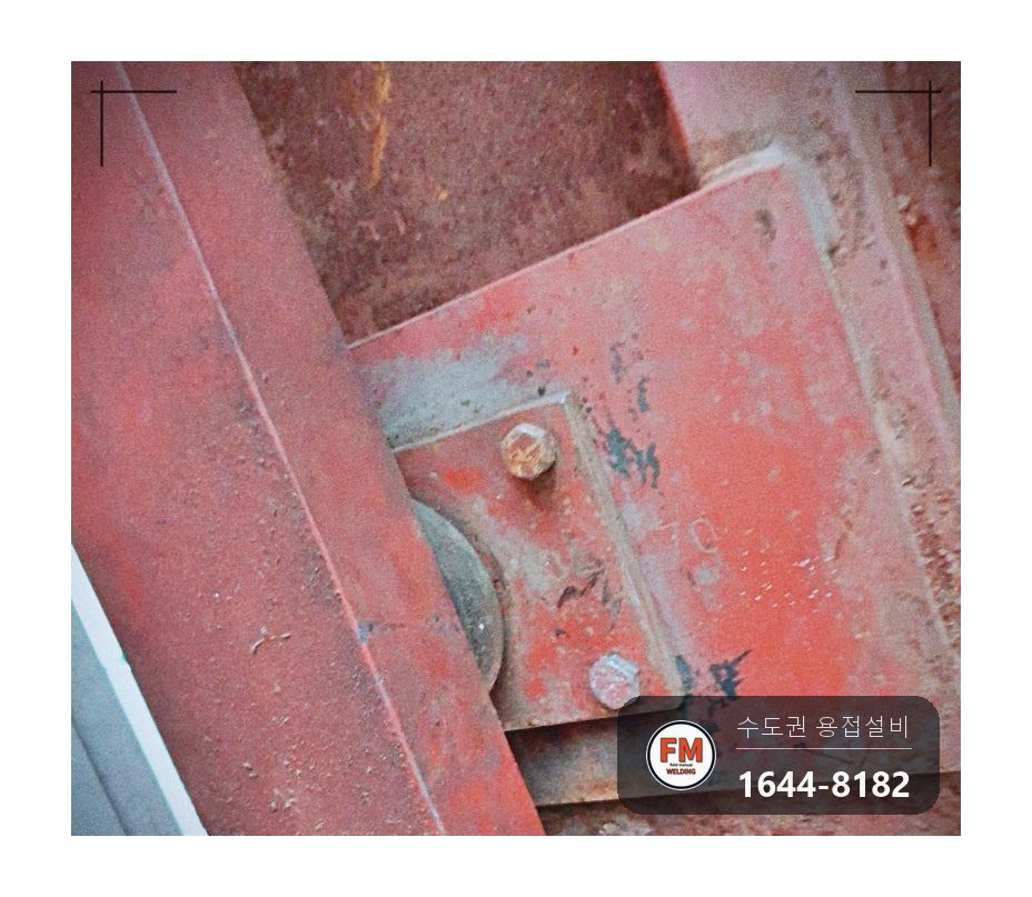 물류창고 화물용 엘리베이터 휜 발판 철판 바로잡기 빠진 레일 바퀴 3개 아크 고정 시공 사진 8