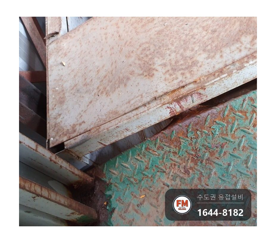 물류창고 화물용 승강기 팰릿 걸림 휜 체크철판 교정 빠진 레일바퀴 3개 아크용접 시공 사진 4