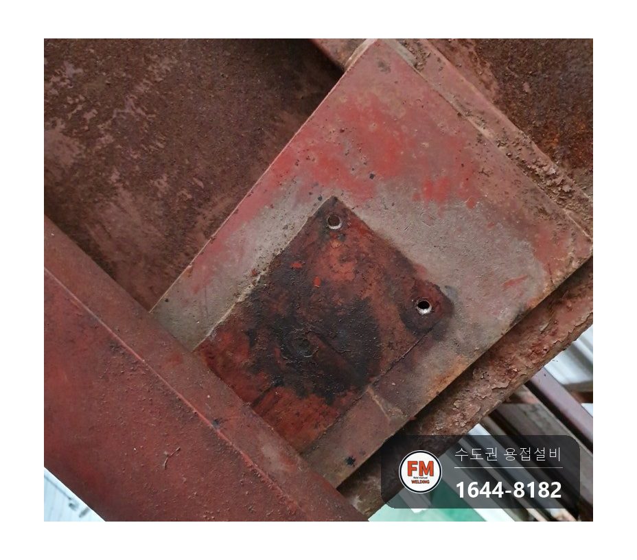 물류창고 화물용 승강기 팰릿 걸림 휜 체크철판 교정 빠진 레일바퀴 3개 아크용접 시공 사진 5