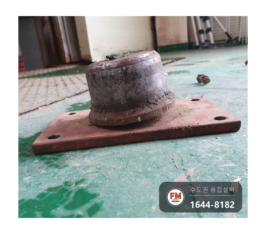 물류창고 화물용 승강기 팰릿 걸림 휜 체크철판 교정 빠진 레일바퀴 3개 아크용접 시공 사진 6