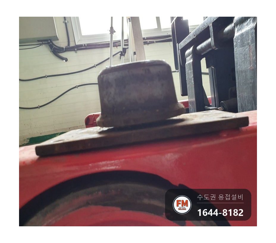 물류창고 화물용 승강기 팰릿 걸림 휜 체크철판 교정 빠진 레일바퀴 3개 아크용접 시공 사진 7