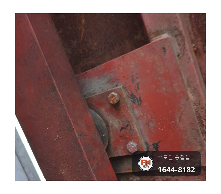 물류창고 화물용 승강기 팰릿 걸림 휜 체크철판 교정 빠진 레일바퀴 3개 아크용접 시공 사진 9