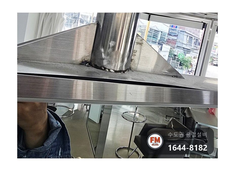 미용실 대형 거울 스텐 프레임 위쪽 찢김 알곤 이중 보강 시공 사진 11