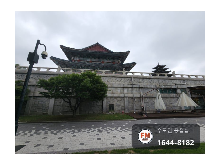 박물관 한옥 지붕 피뢰침 3대 꺾임 파손 부식 기둥 아연 파이프 보강 시공 사진 1