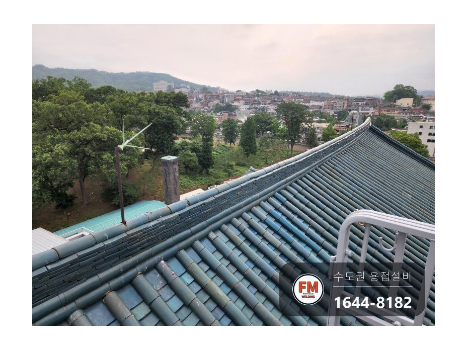 박물관 한옥 지붕 피뢰침 3대 꺾임 파손 부식 기둥 아연 파이프 보강 시공 사진 18