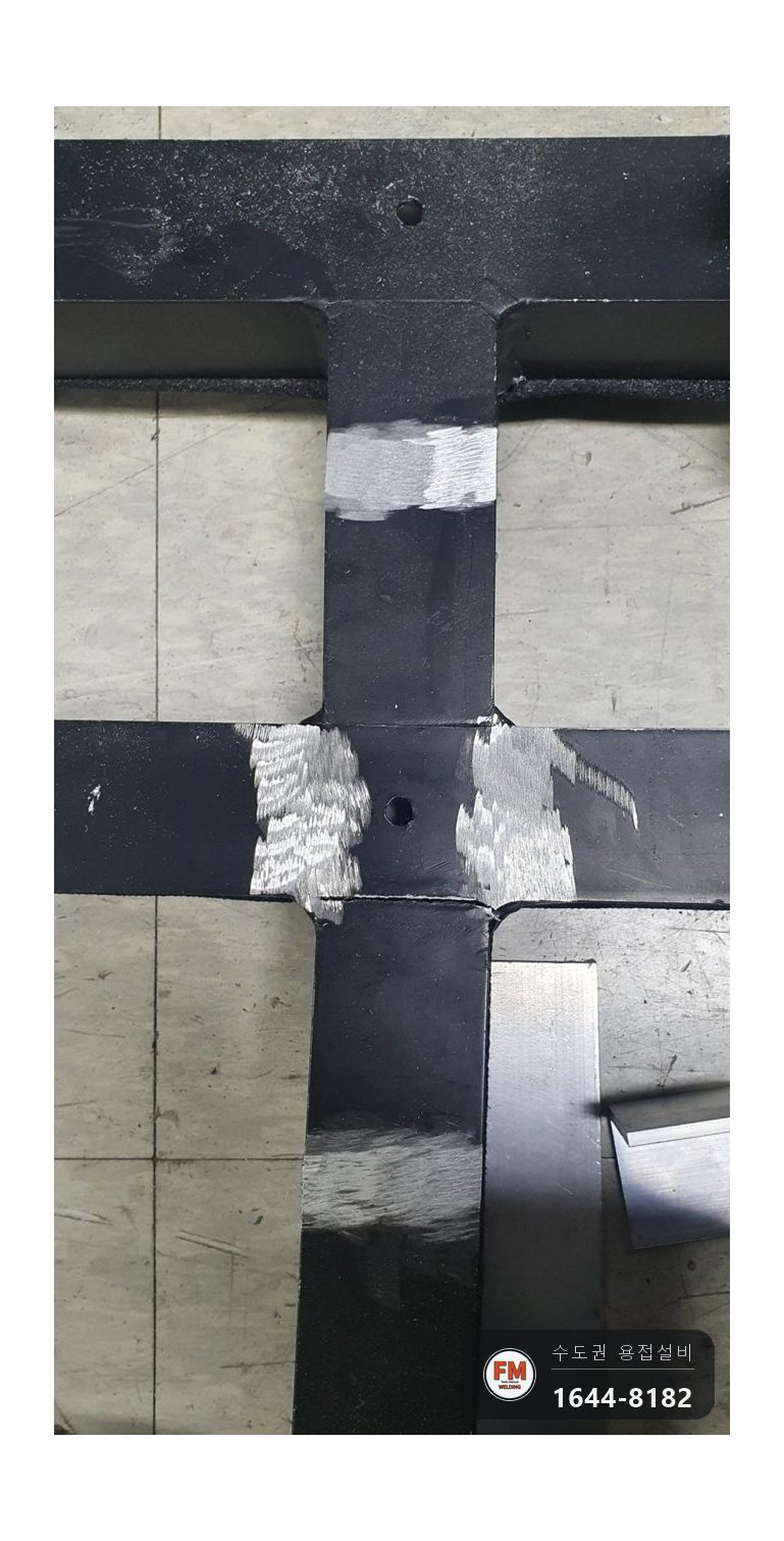 배우가 매달리는 알루미늄 무대소품 각파이프 크랙 4T 보강대 8개 덧대 알곤 보강 시공 사진 2