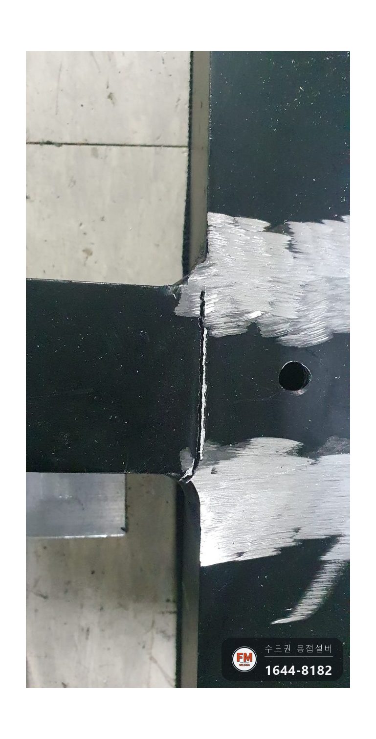 배우가 매달리는 알루미늄 무대소품 각파이프 크랙 4T 보강대 8개 덧대 알곤 보강 시공 사진 3