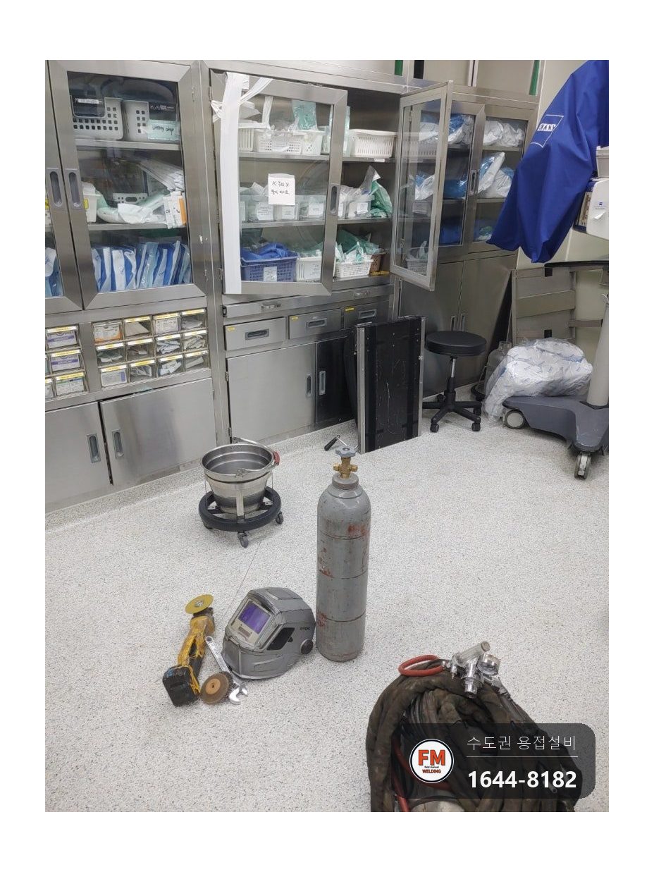 병원 의료도구 보관함 유리문 스텐 프레임 모서리 알곤 용접 시공 사진 1