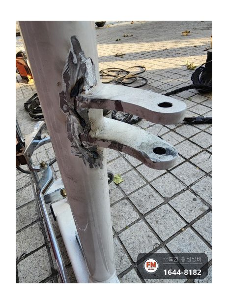 병원 침대 철제 기둥 브래킷 뿌리 찢어짐 크랙 파내기 TIG 용접 도장 시공 사진 6