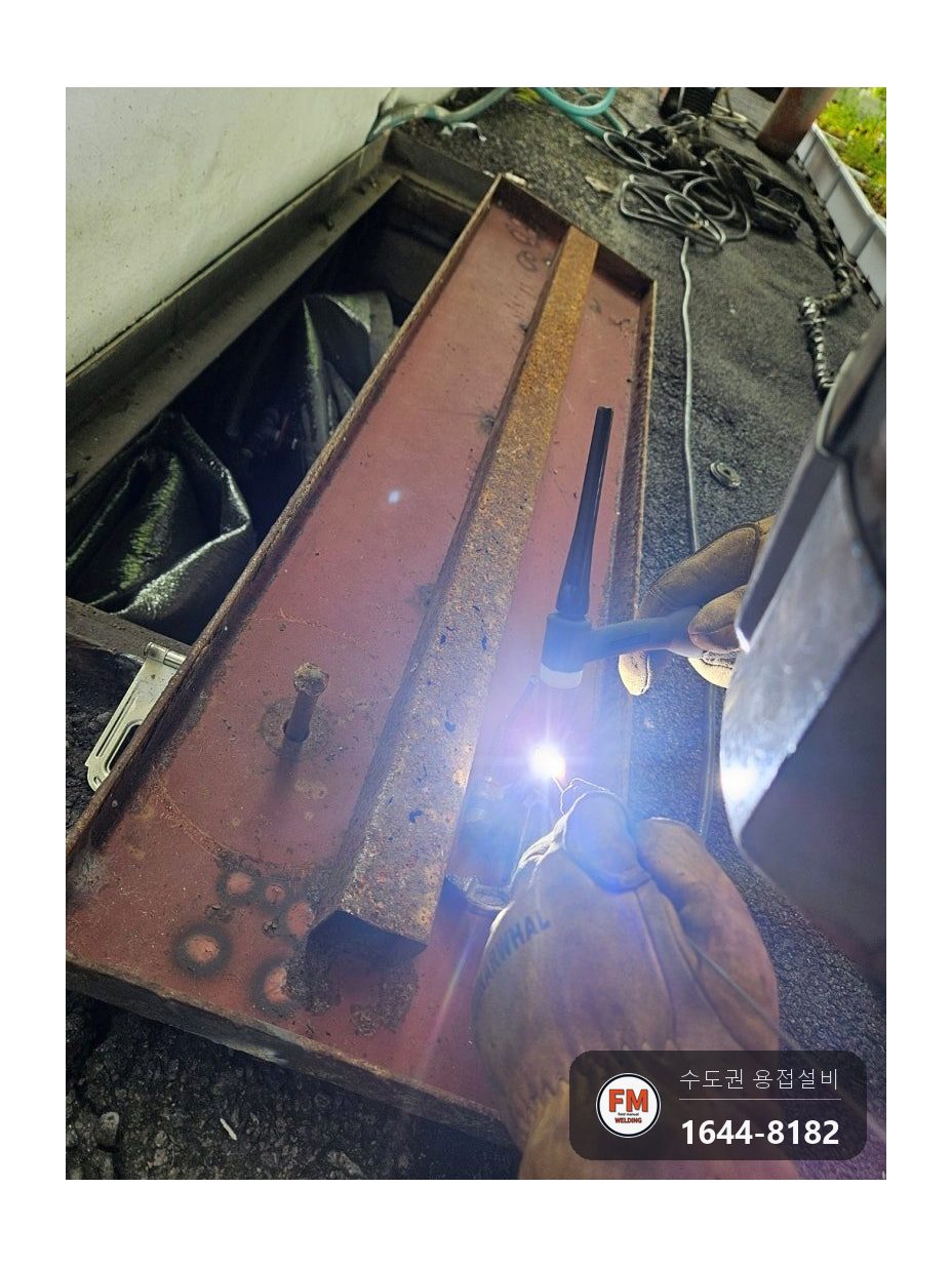 복지관 체크철판 덮개 경첩설치 스틸 자물쇠 걸이 손잡이 용접 시공 사진 19