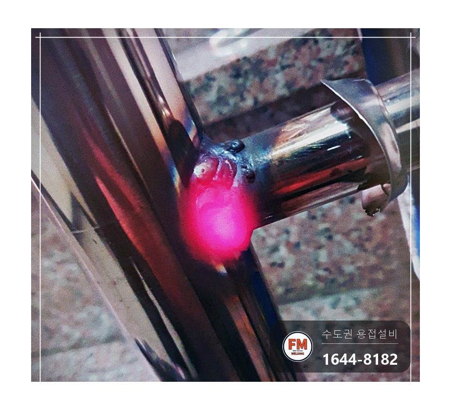빌라 계단 스텐 손잡이 중심 기둥 부실 용접 탈락 둘레 재용접 마감 캡 보충 시공 사진 5
