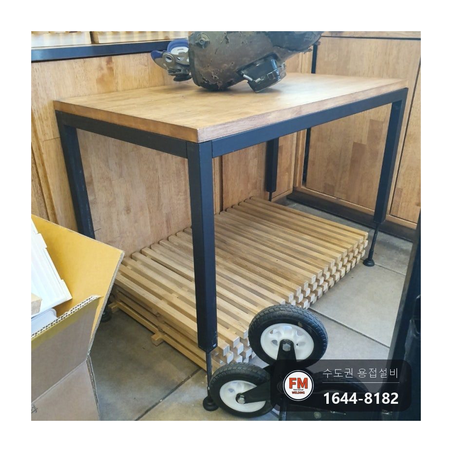 빵집 3단 진열 선반 그라인더로 잘라 둔 각파이프 틀 수직·수평 맞춰 원상복구 용접 시공 사진 2