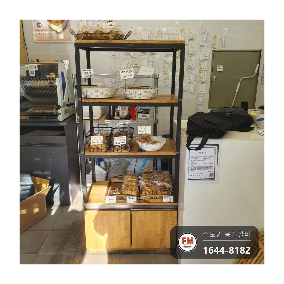 빵집 3단 진열 선반 그라인더로 잘라 둔 각파이프 틀 수직·수평 맞춰 원상복구 용접 시공 사진 7
