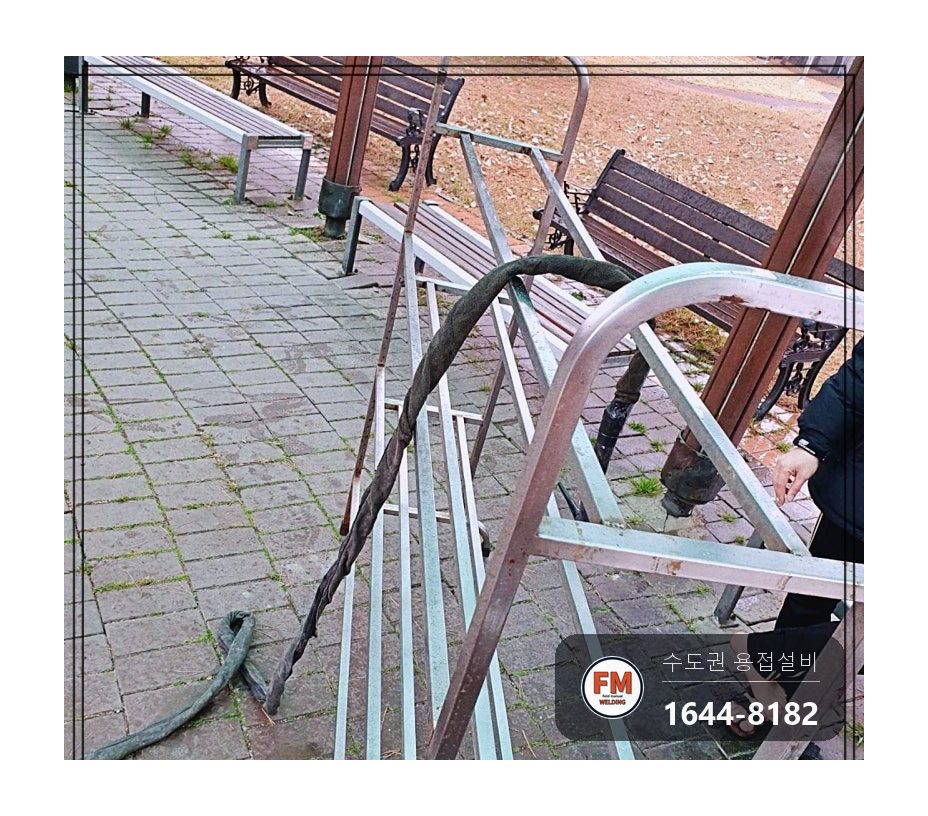 수영장 스테인리스 물품 행거 크랙·탈락 부위 알곤 재용접과 앞쪽 파이프 위치 옮기기 시공 사진 4