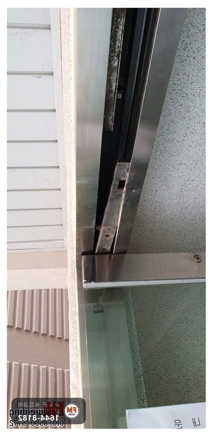 아파트 자동문 대문수리 스텐 위쪽 틀 점용접 열 나눠 넣기 시공 사진 1