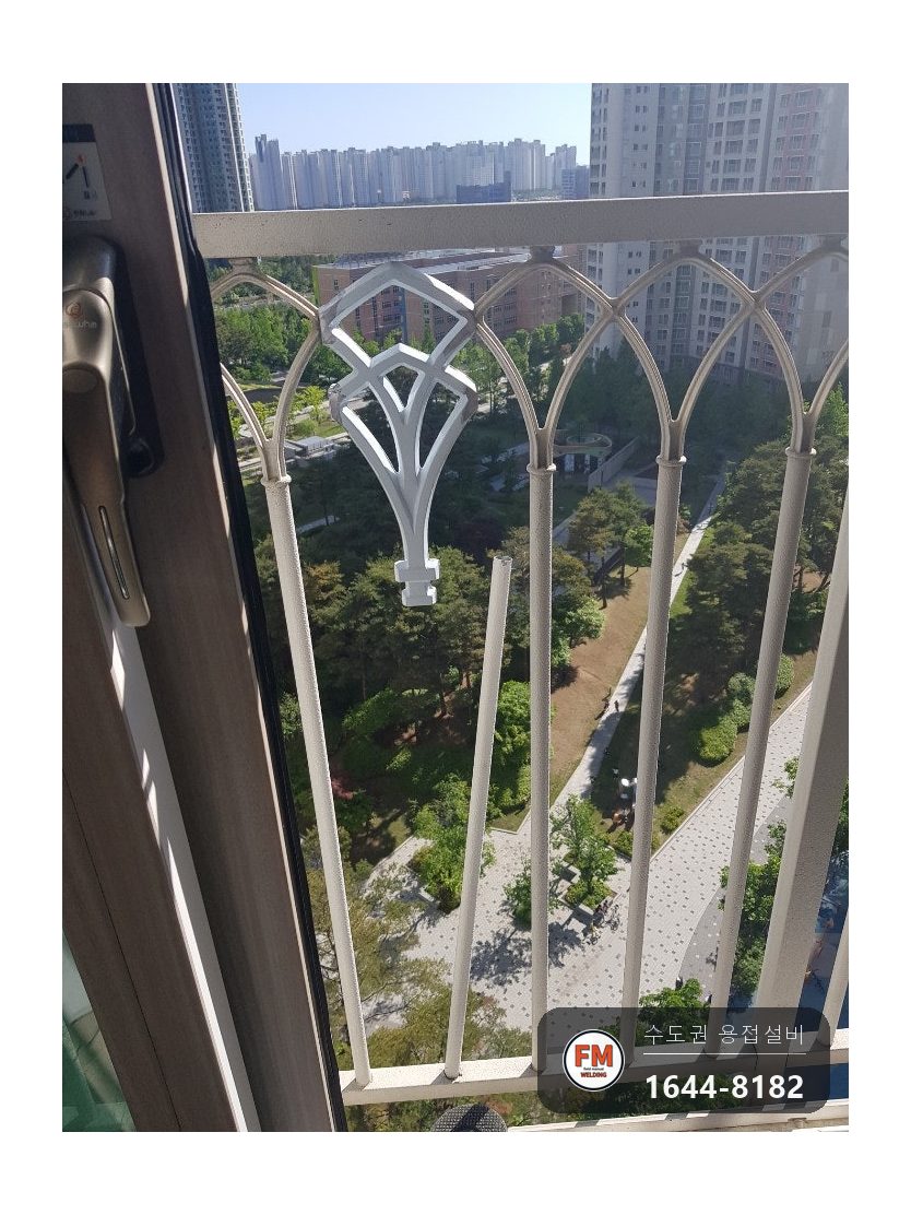 아파트 창가 알루미늄 주물 난간 사다리차 충돌 깨짐 덧댐 용접 시공 사진 3