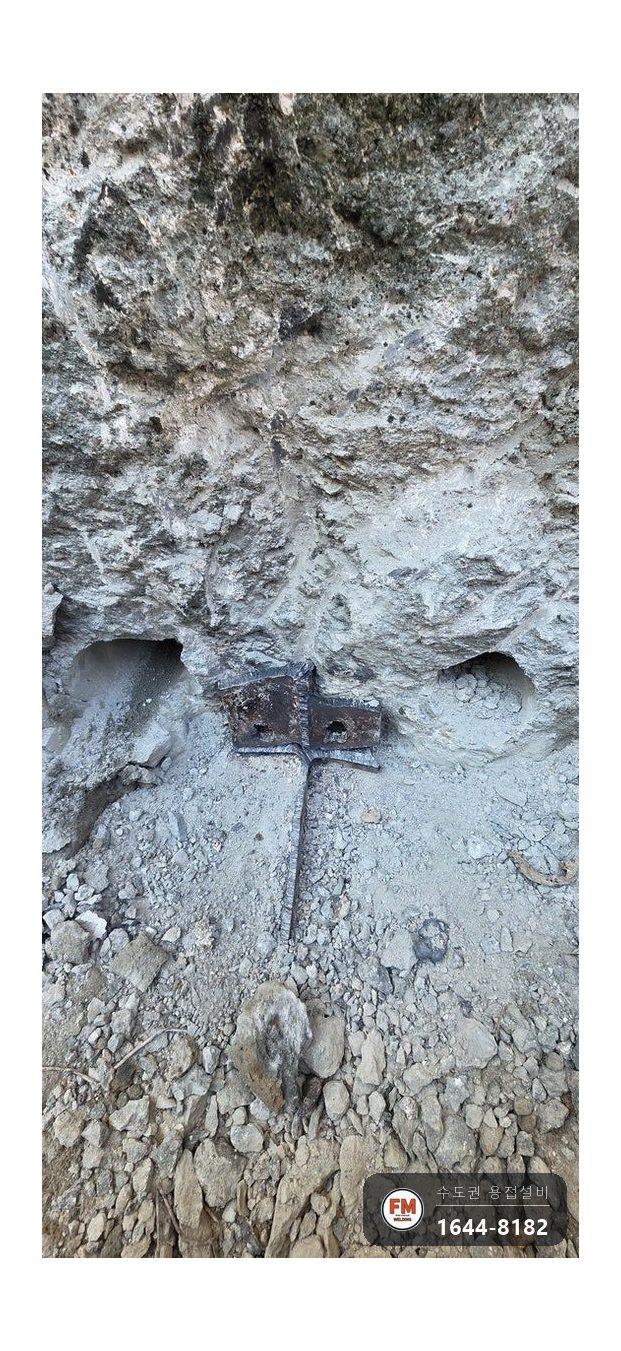 오배수 코어 자리 철 브래킷 산소 절단 장애물 제거 시공 사진 3
