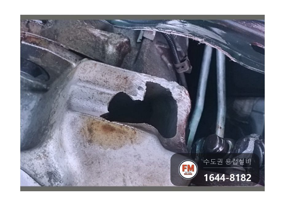 오일팬 샤프트 충격 구멍 비드 좁혀 막기 오일팬수리 용접 시공 사진 1