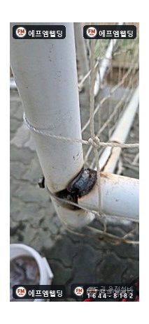 골대 아래 틀의 균열을 보강 용접합니다