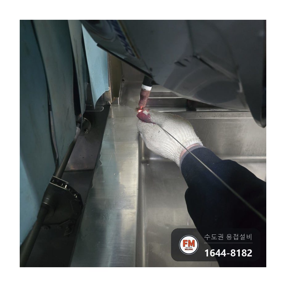 워터파크 주방 304 스텐 싱크대 위 식기 바구니용 거치대 연결부 벌어짐 308 알곤용접 접합 면적 넓혀 보강 시공 사진 10