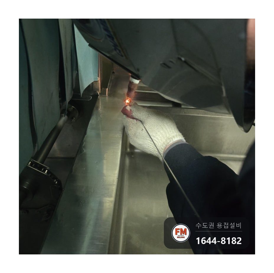 워터파크 주방 304 스텐 싱크대 위 식기 바구니용 거치대 연결부 벌어짐 308 알곤용접 접합 면적 넓혀 보강 시공 사진 7