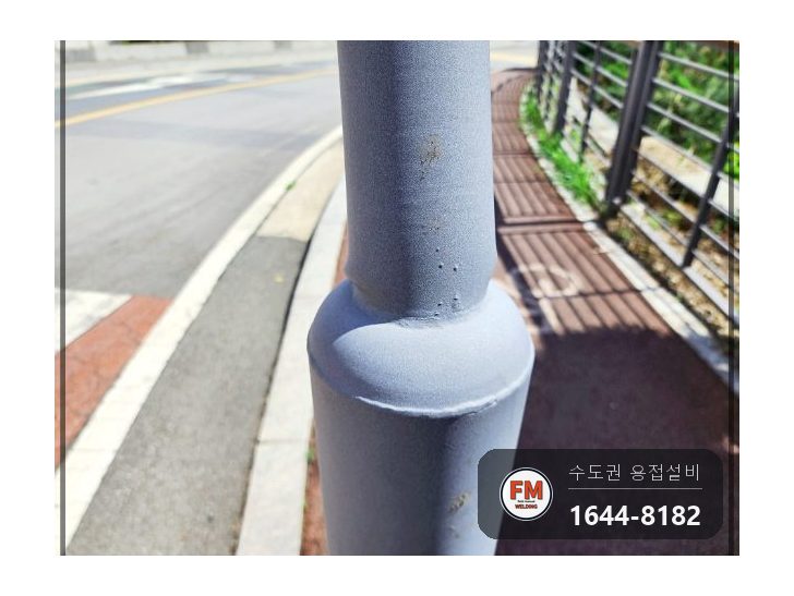 자전거길 가로등 하단 절단 수직 수평 덧방 주물용접 수리 시공 사진 4