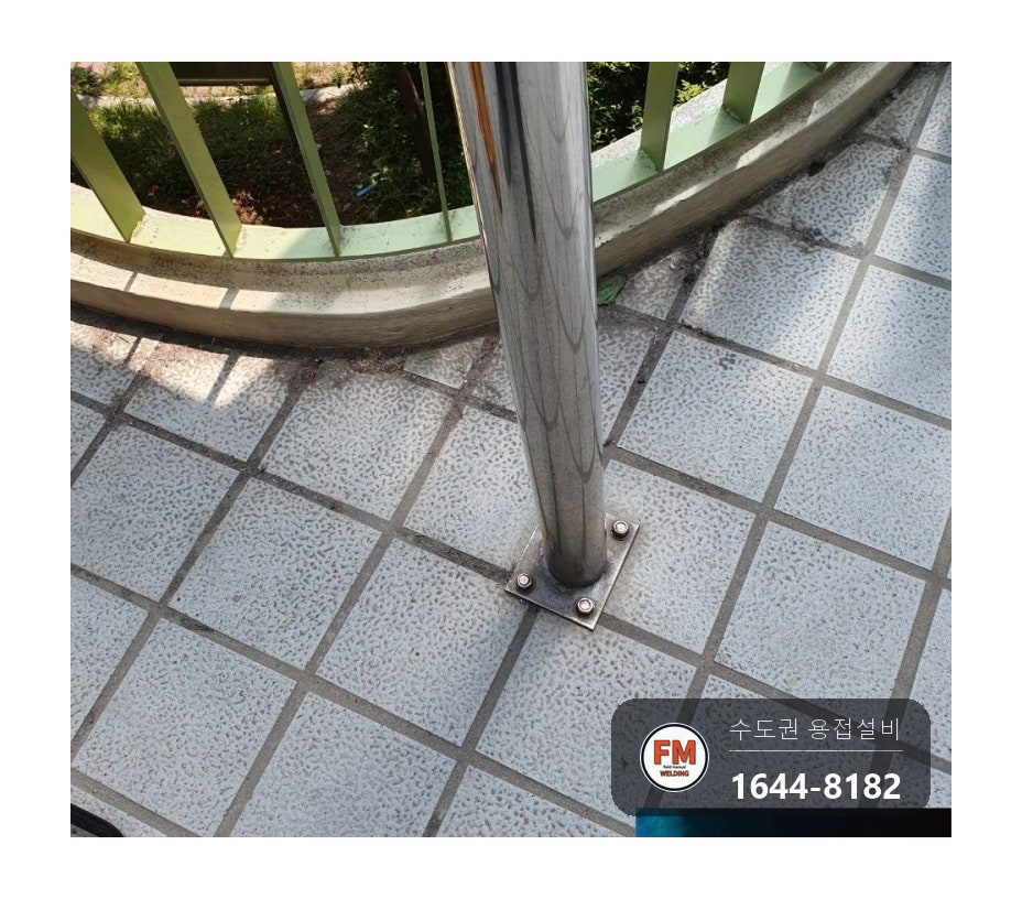 초등학교 렉산 받침 기둥·물막이·구령대 핸드레일 알곤 보수와 자바라 바퀴 교체 시공 사진 1