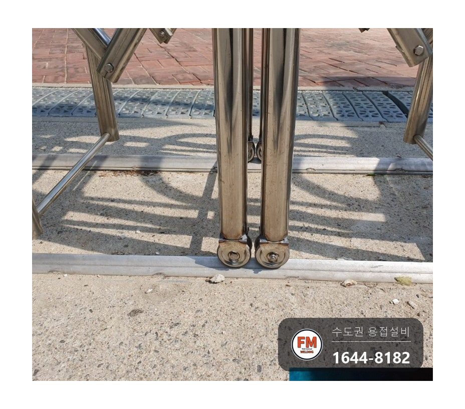 초등학교 렉산 받침 기둥·물막이·구령대 핸드레일 알곤 보수와 자바라 바퀴 교체 시공 사진 13