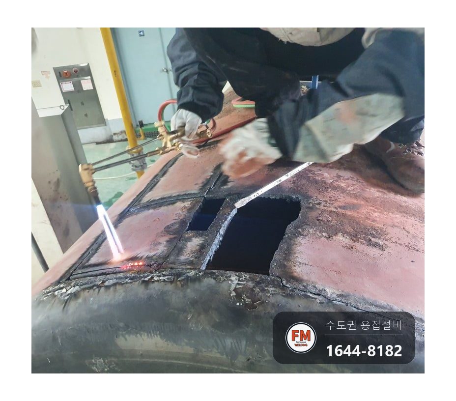 학교 기계실 대형 보일러탱크 반출 불가, 플라즈마·산소 절단 3등분 철거 시공 사진 3